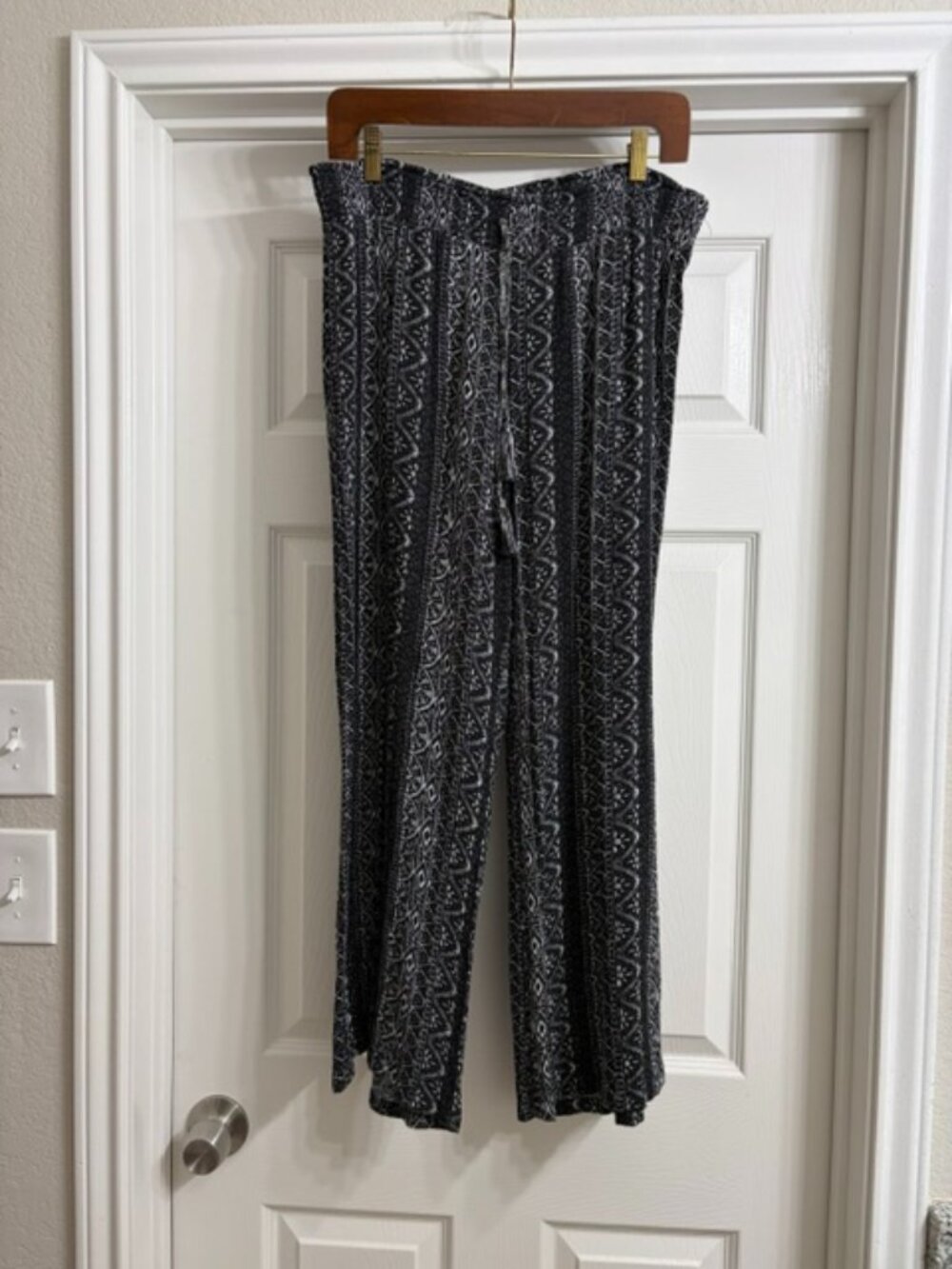 No Boundaries Brand Women's Black and White Rayon Pants, Size Juniors XL (15-17)
